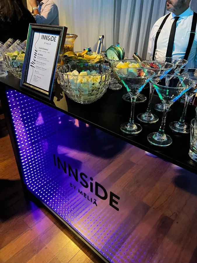 Balcão com luz de LED e drinks prontos em taças