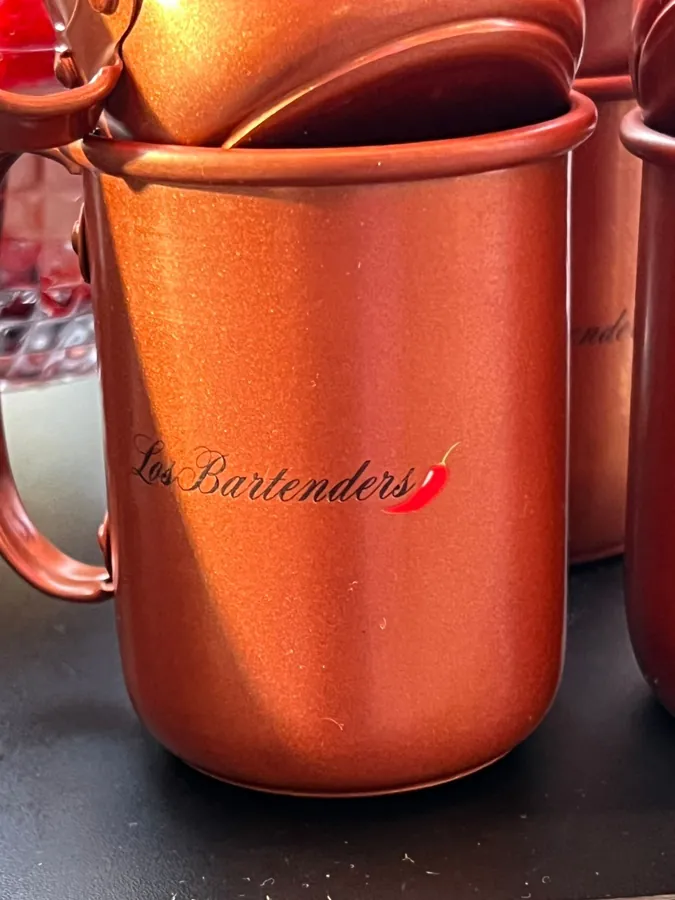 Caneca de cobre com a marca Los Bartenders